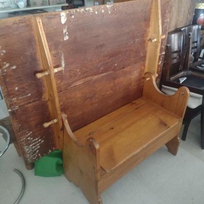 Early American Design Hard Pine Wood Tilt Top Bench Table