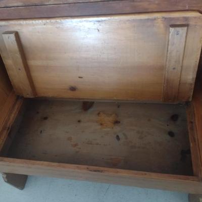Early American Design Hard Pine Wood Tilt Top Bench Table