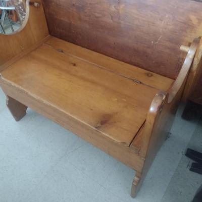 Early American Design Hard Pine Wood Tilt Top Bench Table