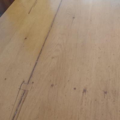 Early American Design Hard Pine Wood Tilt Top Bench Table