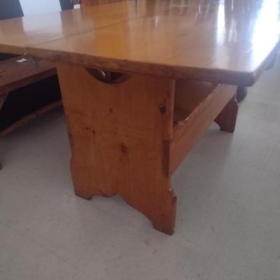 Early American Design Hard Pine Wood Tilt Top Bench Table
