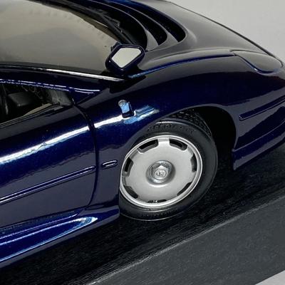 LOT 204: Collectible Diecast Cars - 1957 Chevrolet Corvette and Maisto 1992 Jaguar XJ220 in Original Box