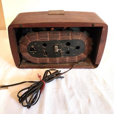 Lot #161 1946 Zenith Table Top Radio - works