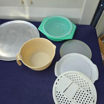 Sale Photo Thumbnail #24: Kitchen lot includes xl pizza pan,muxing bowl & tupperware multi use dish