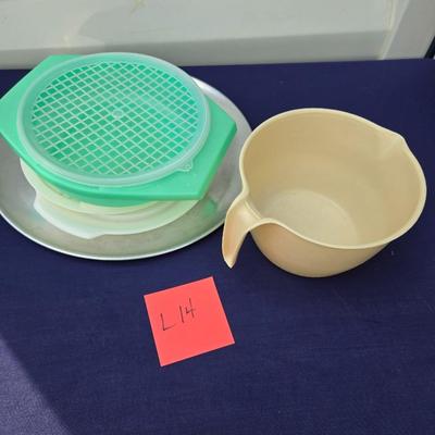 Sale Photo Thumbnail #25: Kitchen lot includes xl pizza pan,muxing bowl & tupperware multi use dish