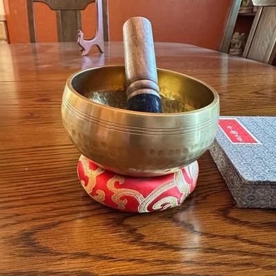 TIBETAN TINGSHA CHIME, SMALL CHINESE OPERA MASKS & A MORTAR AND PESTLE