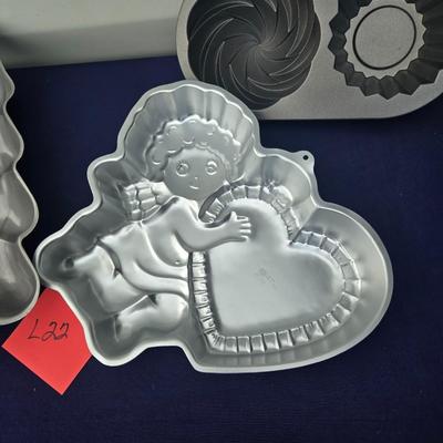 Sale Photo Thumbnail #40: Christmas Tree xake pan, Cupid Cake pan with heart & a cupcake pan