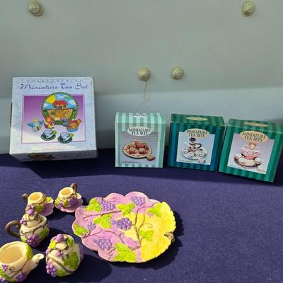 Sale Photo Thumbnail #48: Lot of 5 mini teas sets
Holly Angel
Snowman
Strawberry
Noahs Ark
Grapes