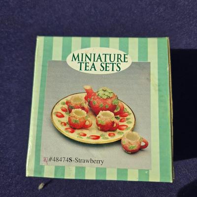 Sale Photo Thumbnail #50: Lot of 5 mini teas sets
Holly Angel
Snowman
Strawberry
Noahs Ark
Grapes