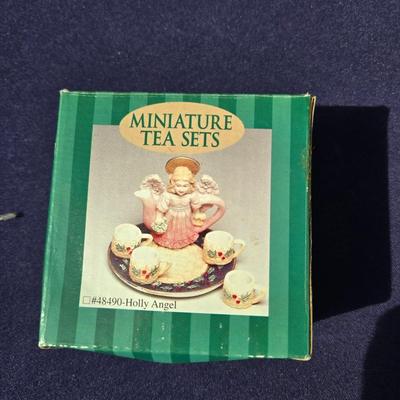 Sale Photo Thumbnail #52: Lot of 5 mini teas sets
Holly Angel
Snowman
Strawberry
Noahs Ark
Grapes