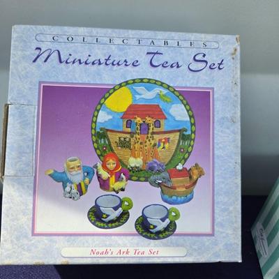 Sale Photo Thumbnail #49: Lot of 5 mini teas sets
Holly Angel
Snowman
Strawberry
Noahs Ark
Grapes