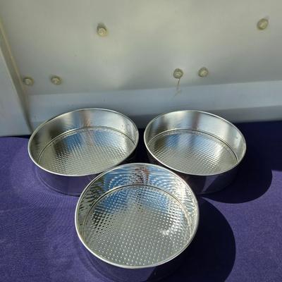 Sale Photo Thumbnail #61: Lot of 3 springform pans, look like they have never been used.
10 inch
9.5 inch
8.5 inch