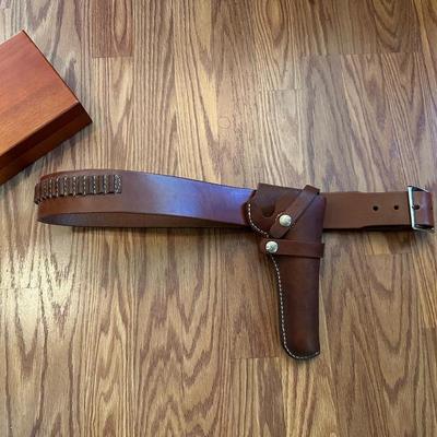 HUNTER LEATHER BELT HOLSTER AND GUN CLEANING KIT