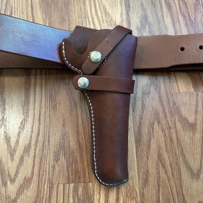 HUNTER LEATHER BELT HOLSTER AND GUN CLEANING KIT