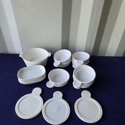 Sale Photo Thumbnail #72: 7 grab its/ 3 covers
5 side kick dishes
1 3/4 quart dish