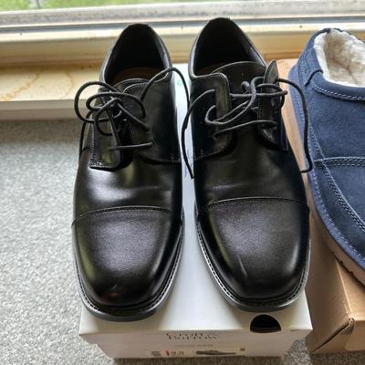 MEN'S KOOLABURRA SLIPPERS (10) AND CROFT & BARROW DRESS SHOES (9.5)