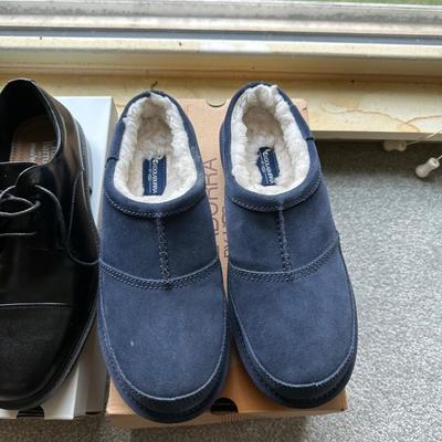 MEN'S KOOLABURRA SLIPPERS (10) AND CROFT & BARROW DRESS SHOES (9.5)