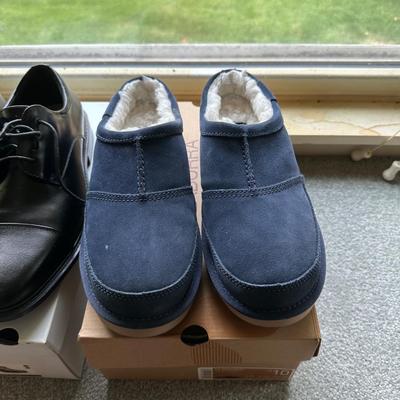 MEN'S KOOLABURRA SLIPPERS (10) AND CROFT & BARROW DRESS SHOES (9.5)