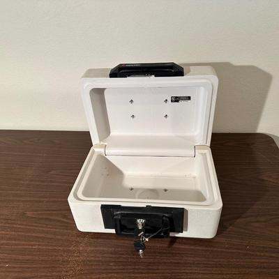 SENTRY 1950 FIREPROOF SAFE WITH KEYS