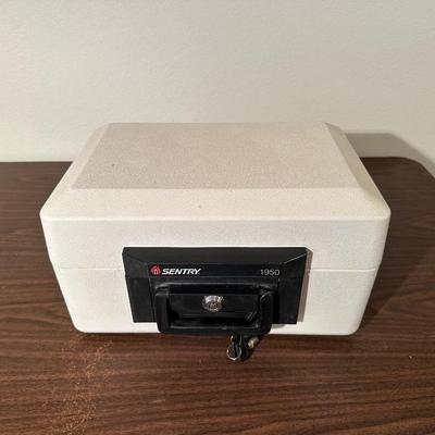 SENTRY 1950 FIREPROOF SAFE WITH KEYS