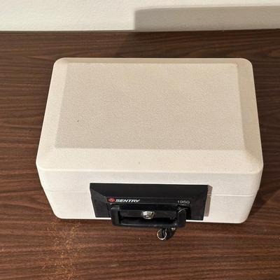 SENTRY 1950 FIREPROOF SAFE WITH KEYS