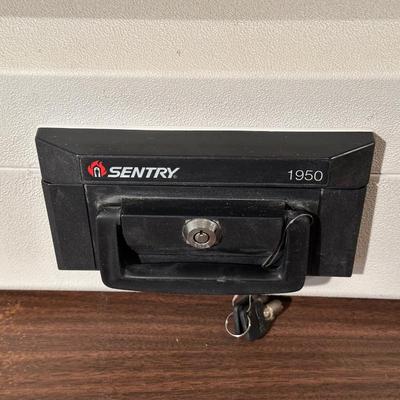 SENTRY 1950 FIREPROOF SAFE WITH KEYS