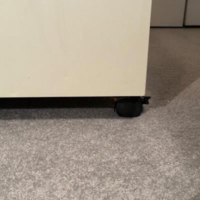 4 DRAWER FILING CABINET AND 2 DOOR METAL CABINET ON CASTERS