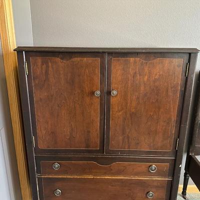 ANTIQUE CHEST OF DRAWERS BY STOUT FURNITURE