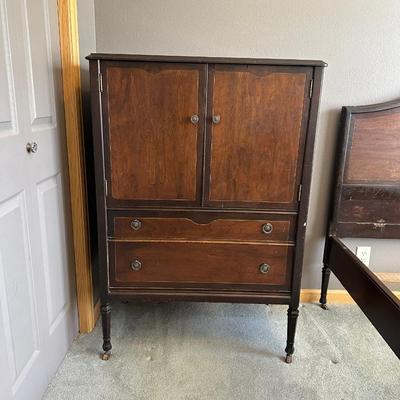 ANTIQUE CHEST OF DRAWERS BY STOUT FURNITURE