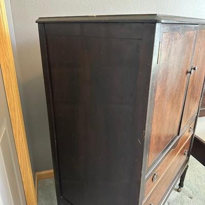 ANTIQUE CHEST OF DRAWERS BY STOUT FURNITURE