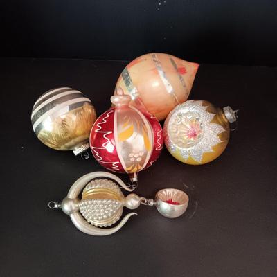VINTAGE GLASS CHRISTMAS ORNAMENTS (4)