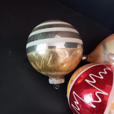 VINTAGE GLASS CHRISTMAS ORNAMENTS (4)