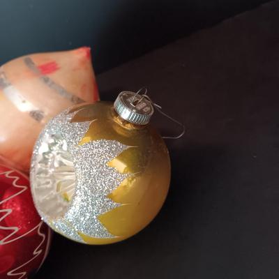 VINTAGE GLASS CHRISTMAS ORNAMENTS (4)
