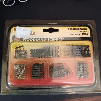 MODEL RAILROAD EXTRAS