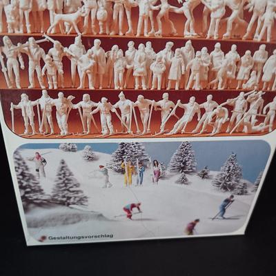 CAMBRIA CITY TIRE REPAIR SHOP & 65 MINIATURE FIGURES