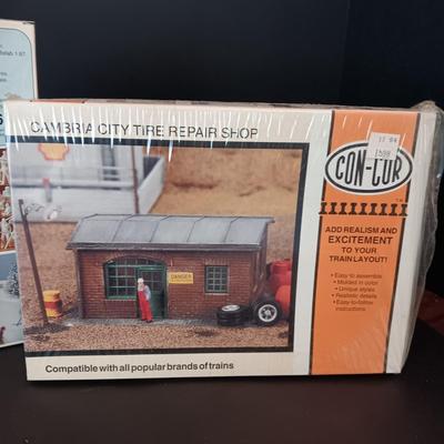 CAMBRIA CITY TIRE REPAIR SHOP & 65 MINIATURE FIGURES