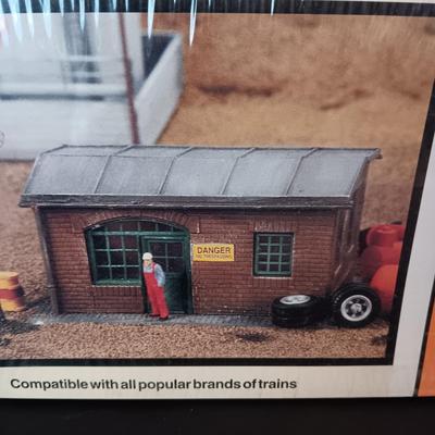 CAMBRIA CITY TIRE REPAIR SHOP & 65 MINIATURE FIGURES