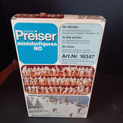 CAMBRIA CITY TIRE REPAIR SHOP & 65 MINIATURE FIGURES