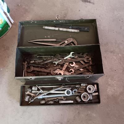 SOCKETS, RATCHETS AND COMBINATION WRENCHES IN A METAL LOCKING TOOL BOX