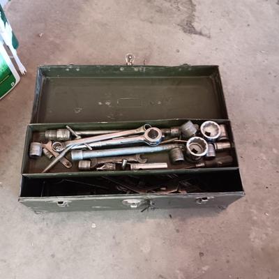 SOCKETS, RATCHETS AND COMBINATION WRENCHES IN A METAL LOCKING TOOL BOX