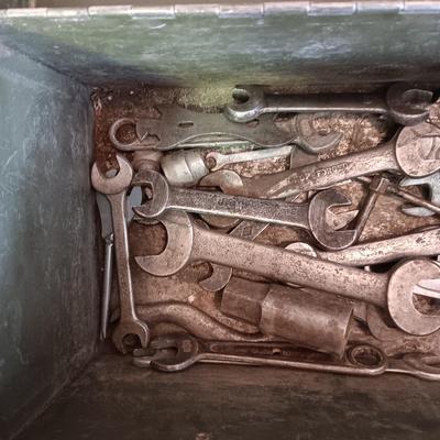 SOCKETS, RATCHETS AND COMBINATION WRENCHES IN A METAL LOCKING TOOL BOX