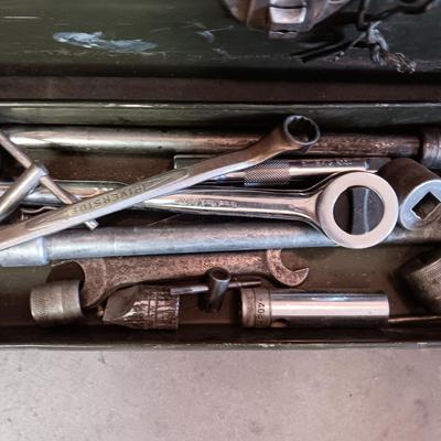 SOCKETS, RATCHETS AND COMBINATION WRENCHES IN A METAL LOCKING TOOL BOX
