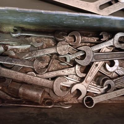 SOCKETS, RATCHETS AND COMBINATION WRENCHES IN A METAL LOCKING TOOL BOX