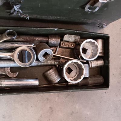 SOCKETS, RATCHETS AND COMBINATION WRENCHES IN A METAL LOCKING TOOL BOX