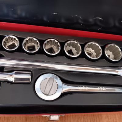 HUSKY 18 PIECE 1/2" DRIVE SOCKET SET