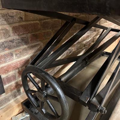 UNIQUE INDUSTRIAL SCISSOR LIFT WHEEL CRANK TABLE