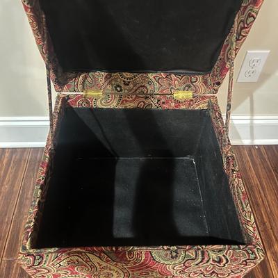Upholstered Storage Ottoman (BD-MG)