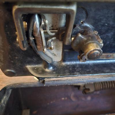 Antique Singer Treadle Sewing Machine & Cabinet (G1-JS)