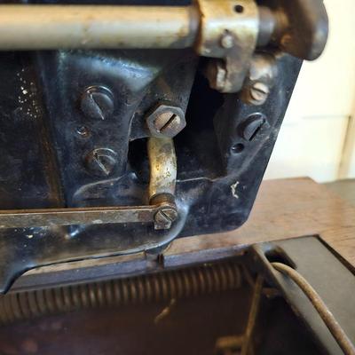 Antique Singer Treadle Sewing Machine & Cabinet (G1-JS)