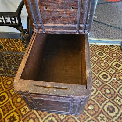 Antique Singer Treadle Sewing Machine & Cabinet (G1-JS)